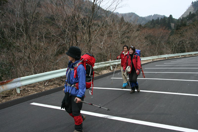 武平峠から湯の山温泉へのスカイラインを下っている写真