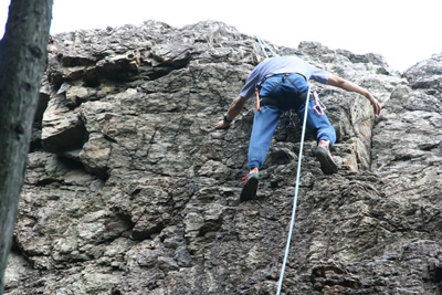 男岩西面最上部を登るAさんの写真