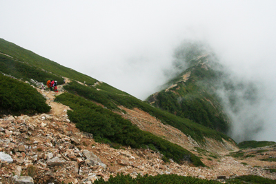 大天井岳の山腹と登ってきたルートの写真
