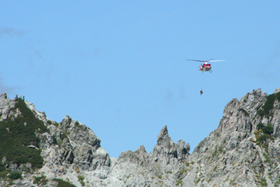 北鎌尾根で人を吊り上げたヘリコプターの写真