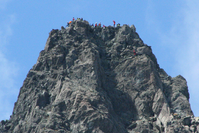 槍ヶ岳山頂にいる人たちの写真