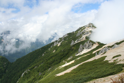 燕山荘から見た燕岳の写真