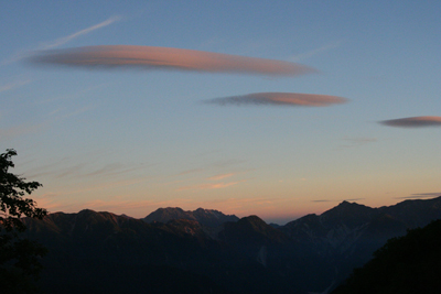 大天井ヒュッテから見た日の出頃の剣立山、針ノ木岳方面の写真