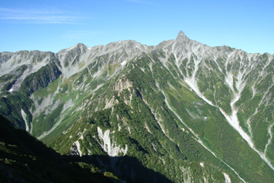 槍ヶ岳から中岳までの稜線と東鎌尾根の写真