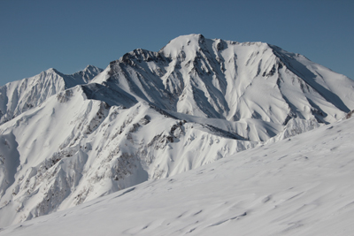 丸山ケルンから見た真っ白な五竜岳の写真