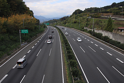 上から見た東名高速道路の写真