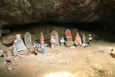 岩井堂の奥にある石仏などの写真