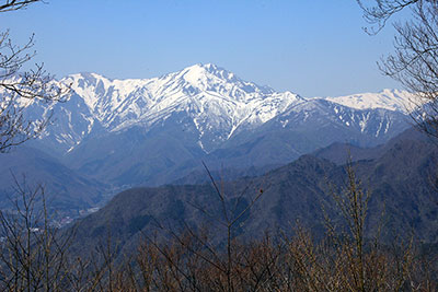 山頂から見た谷川岳の写真