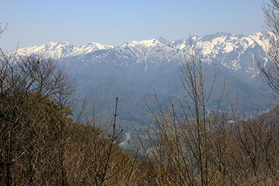 山頂から見た万太郎山、仙ノ倉山方面の写真