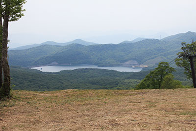 玉原湖と周囲の山の写真