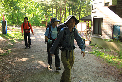 西沢渓谷に続く林道を歩いている写真