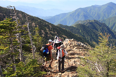 甲武信ヶ岳山頂直下の展望の良いところを登っている写真