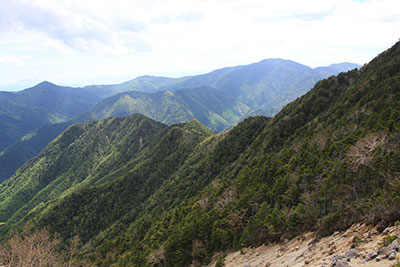 見晴らしの良い岩場から見た国師ヶ岳方面の写真