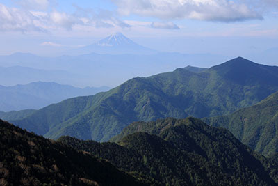 ２日目の朝、甲武信ヶ岳山頂付近から見た富士山の写真
