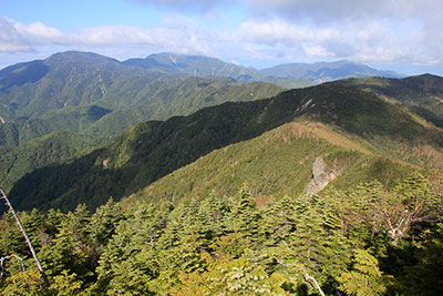 甲武信ヶ岳山頂から見た国師ヶ岳、金峰山方面の写真
