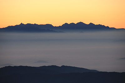 日の出前の槍穂高連峰の写真