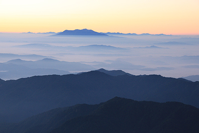 日の出前の御岳と南アルプス方面の写真