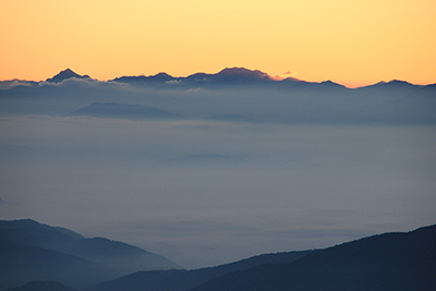 日の出前の剣・立山方面の写真