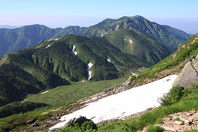 雪渓と別山方面の写真