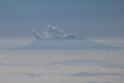 噴煙を上げる御岳の写真