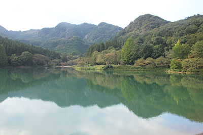 赤川ダム湖と古賀志山の写真