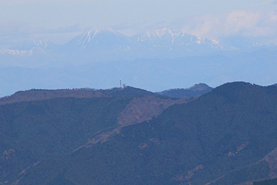 蕨山山頂から見た日光方面の山の写真