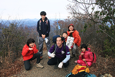 小沢岳山頂での集合写真