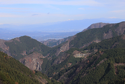 小沢岳への登りから見た上越方面の写真