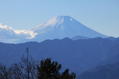 景信山山頂から見た富士山の写真