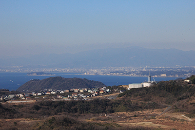 山頂展望台から見た丹沢の山々と江ノ島の写真