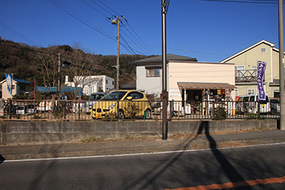前田橋バス停前にある10年前に忘年会を行った駐車場と店の写真
