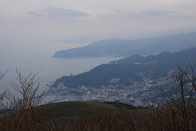 岩戸山山頂から見た熱海の町と東伊豆方面の写真