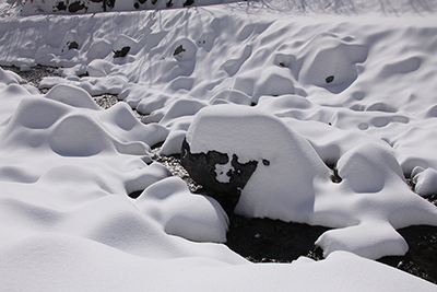 マシュマロのように岩の上に降り積もった雪の写真