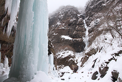 大きな氷柱と雲竜瀑の写真