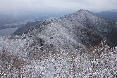 展望台から見た雪化粧した高取山方面の写真