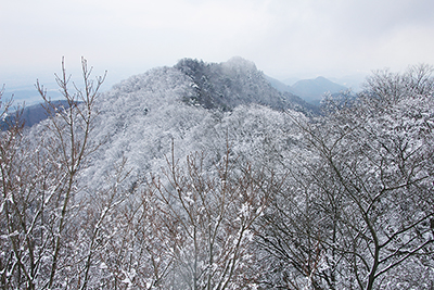 展望台から見た経ヶ岳方面の写真