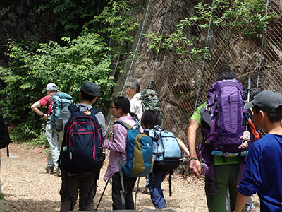 三頭大滝に向けてウッドチップの道を歩いている写真（Ｋさん撮影）