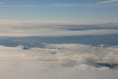 雲間から見えた駿河湾と伊豆半島の写真