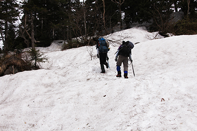 西穂山荘手前の急な斜面を登っている写真