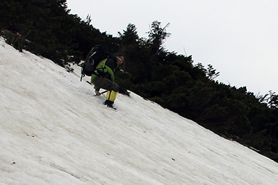 西穂山荘上野斜面でグリセードをしている写真