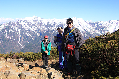 笠ヶ岳を背にしたメンバーの写真