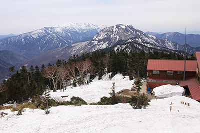 西穂山荘と焼岳、乗鞍岳の写真