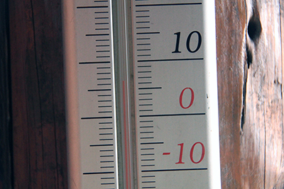 ７℃を指している西穂山荘前の温度計の写真