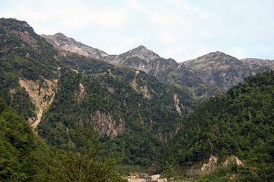 左俣林道から見た笠ヶ岳方面の写真