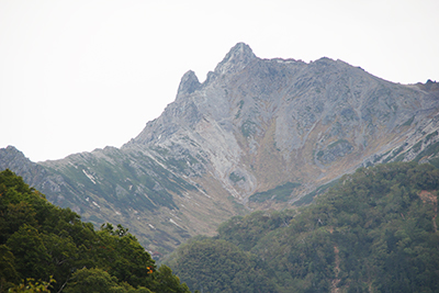 槍ヶ岳と飛騨乗越の写真