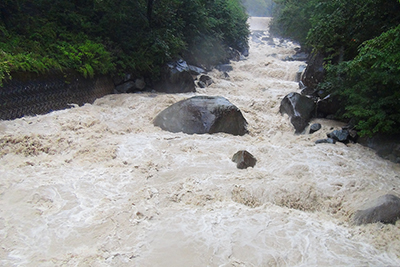 新穂高温泉付近の橋の上から見た濁流となって流れる蒲田川左俣の流れの写真