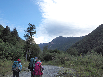 Ｉさんが撮影した奥丸山を正面に見て林道を歩いている写真