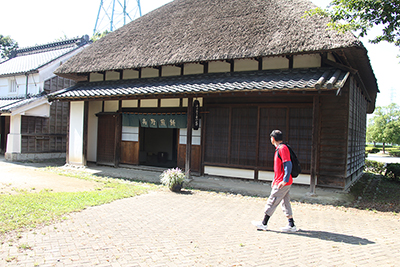 浦和くらしの博物館民家園を歩いている写真