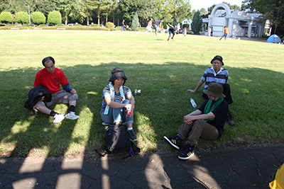 さぎ山記念公園の芝生の上で休憩中の写真