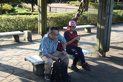 さぎ山記念公園のベンチで休むSさん親子の写真